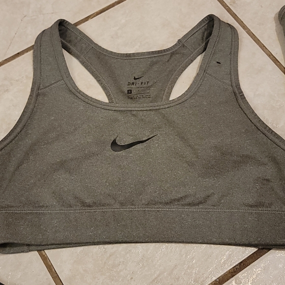 Nike sports bras - Picture 4 of 8